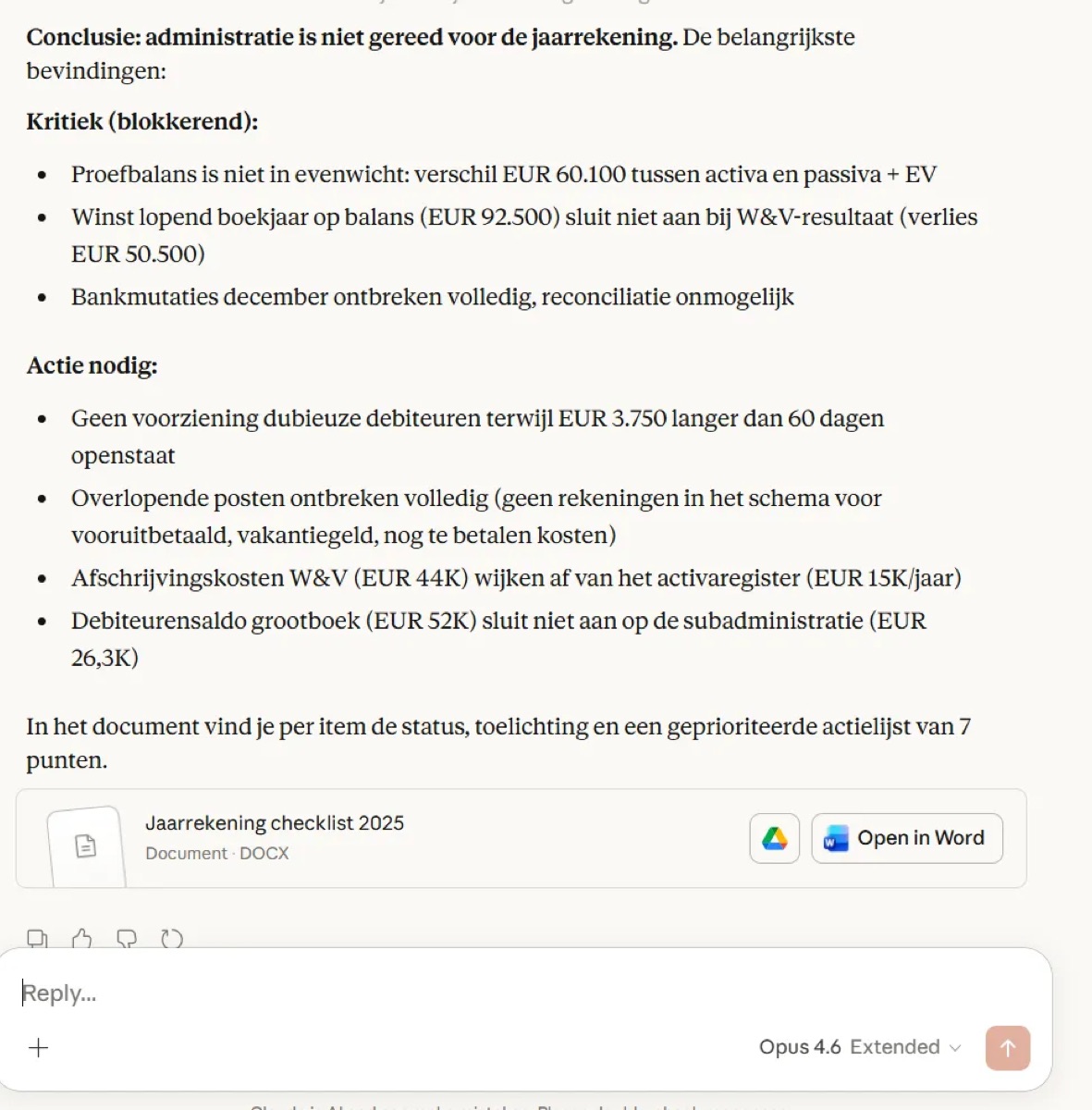 Een antwoord in Claude dat een administratie beoordeelt op jaarrekeningklaarheid met concrete bedragen en actiepunten